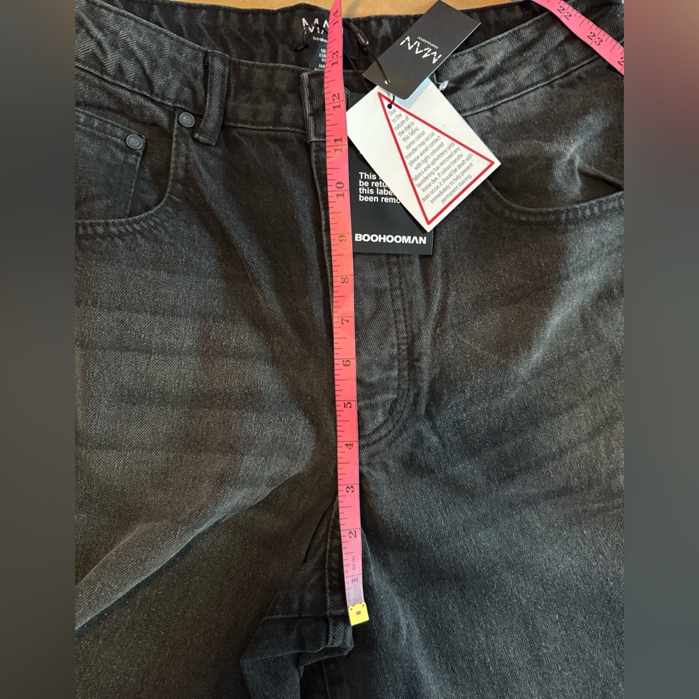 BoohooMAN Super Baggy Rigid Washed Jeans in washed black - Picture 9 of 13
